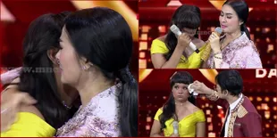 Momen Haru Iis Dahlia dan Waode Nangis Pelukan di Atas Panggung