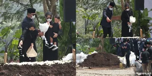 Momen Haru Pemakaman Eril yang Dihadiri Banyak Orang, Ibu Atalia: Insyaallah Nanti Kita Bersama Lagi