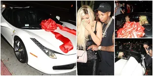 Momen Mendebarkan Kylie Jenner Diberi Mobil Ferrari Rp 4,3 M!