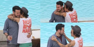 Momen-Momen Kemesraan Harry Styles Dengan Pria Ganteng