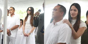 Momen Nia Ramadhani Ikut Nyanyi Lagu Rohani di Pemakaman Nenek, Ardi Bakrie Beri Penjelasan