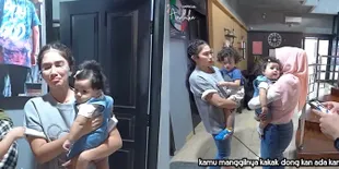Momen Saat Ussy Sulistiawaty Gendong Baby Ameena, Nggak Mau Dipanggil Nenek - Saka Cemburu Abis
