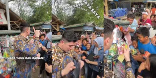Momen Verrell Bramasta Jajanin Mainan ke Warga dan Anak-Anak, Gerobaknya Hampir Roboh Langsung Diganti