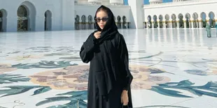 Momo Eks Geisha Foto di Masjid Sheikh Zayed Abu Dhabi, Netizen: Vibes Bu Hajah