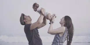 Mudik Pertama Bjorka, Ringgo - Sabai Ajak Anaknya Main di Pantai