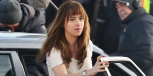 Musim Dingin Dakota Johnson Nekat Kenakan Rok Mini