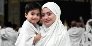 Nathalie Holscher Umrah di Bulan Ramadan, Ajak Adzam - Nangis Sesenggukan