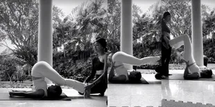 Nia Ramadhani Yoga, Tubuh Langsing Bikin Iri - Ngaku Belum Lentur Tapi Bisa Pose Bikin Ngilu