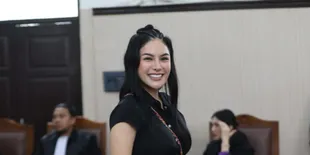 Potret Nikita Mirzani Hadir Sidang Putusan dengan Dress Hitam, Tetap Tenang Meski Terlihat Ngantuk