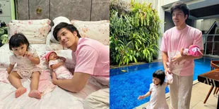 Nikmati Kesibukan Baru, Potret Atta Halilintar Momong Dua Anak Cantiknya Sekaligus - Dipuji Makin Bijak