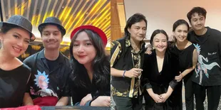 Nonton Konsernya Mantan Suami, 8 Potret Ira Wibowo Rayakan Malam Tahun Baru 2024 Bersama Keluarga