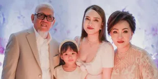 Ortu Akur Meski Sudah Cerai, Potret Shandy Aulia Bersyukur Didampingi Mama Papa di Pesta Ultah