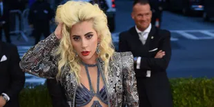 Padukan Tank Top Mini dan Hot Pants, Lady Gaga Pamer Lekuk Tubuh 