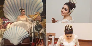 Pakai Batik & Bertabur Mutiara, Syahrini Naik Kereta Kencana