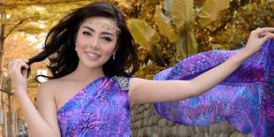 Pakai Dress Elegan, Bella Shofie Hot Dengan Belahan Dada Terbuka