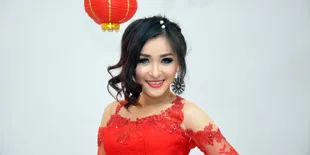 Pakai Gaun Merah Menyala, Desya Ong Bikin Kiwil Klepek-Klepek