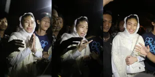Pakai Kaftan Putih, Ayu Dewi Hadiri Tahlilan Olga Syahputra
