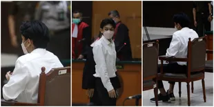 Pakai Kemeja Putih dan Sneakers, Potret Gaga Muhammad di Pengadilan - Sebut Dirinya 'Sehat dan Siap Sidang'