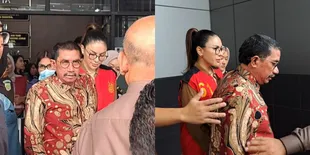 Pakai Rompi Merah, Potret Nikita Mirzani Dipindahkan ke Rutan Pondok Bambu Usai dari Kejaksaan Negeri