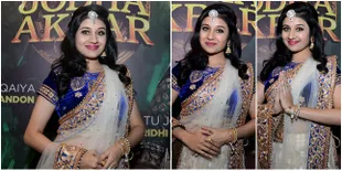 Pakai Sari Biru Mewah, Paridhi Sharma Tampil Spesial di Jakarta