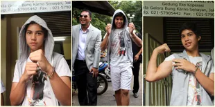 Pamer Otot - Foto El Resmi Daftarkan Tinju Lawan Farhat Abbas