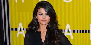 Pamer Paha - Topless, Pose Hot Selena Gomez Ini Demi 'REVIVAL'