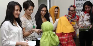 Para Artis Berbagi Dengan Sejumlah Anak Yatim