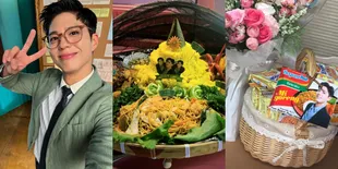 Park Bo Gum Tumpengan di Lokasi Syuting, Bahagia Dapat Kiriman Food Truck Nasi Kuning - Jajanan Lokal dari Fans Indonesia
