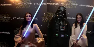 Pegang Lightsaber, Luna Maya Wefie Cantik Bareng Darth Vader
