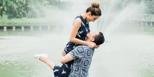 Peluk Cium Tyas Mirasih - Pacarnya di Luar Negeri, Bak Honeymoon!