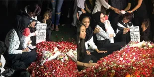 Pemakaman Suami Ririn Ekawati di San Diego Hills, Penuh Air Mata