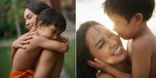 Pemotretan Bareng Anak di Pantai, Andien Cantik Pamer Punggung Pakai Baju Backless