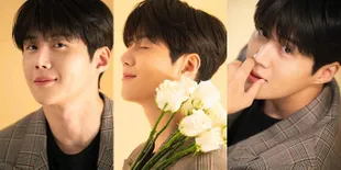 Pemotretan Kim Seon Ho Bareng Bunga, Tatapan Matanya Bikin Sulit Buat Nggak Jatuh Cinta