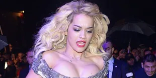 Penampilan Super Seksi Rita Ora Saat Konser di Albania