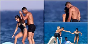 Penuh Perhatian, Manisnya Liburan Kourtney Kardashian & Brondong