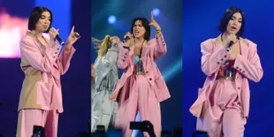 Penuh Pesona, Dua Lipa Tampil Energik dan Tetap Cantik
