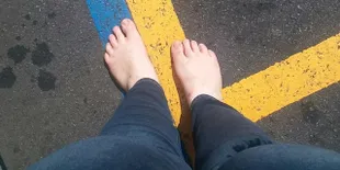 Perempuan Asal Georgia Ini Sudah 3 Tahun Tak Pernah Pakai Sepatu!