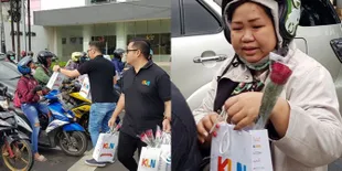 Peringati Hari Ibu, KapanLagi Network Bagi-Bagi Bunga