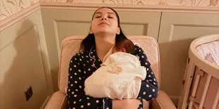 Pesona Alyssa Daguise Momong Baby Soso, Stunning Meski Tanpa Makeup