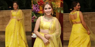 Pesona Cantik Ayu Ting Ting Hadiri 'Henna Night' Tania Nadira, Pamer Punggung!