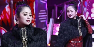 Pesona Glamor Dewi Perssik di Grand Final Dangdut Academy Asia 4