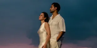 Pevita Pearce Pamer Potret Romantis Bersama Suami di Pantai