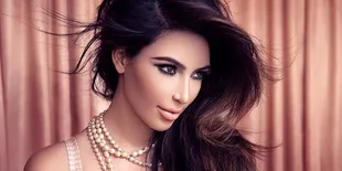Pose Berani Kim Kardashian Dengan Lingerie Warna Kulit