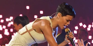 Pose Hot Rihanna Cuma Pakai Bra