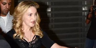 Pose-Pose Bugil Madonna Ini Harganya Rp 5 Triliun
