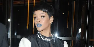 Pose-Pose Hot Rihanna Saat Tampil Ala Bad Girl