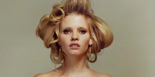 Pose Seksi Nan Menyeramkan Lara Stone di Majalah i-D