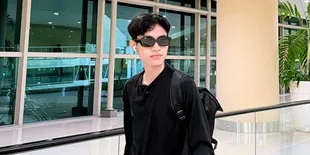 Potret Airport Style Eby DA5, Cool Abis Kenakan Kacamata Hitam