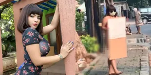 Potret Aksi Nekat Dinar Candy Turun ke Jalan Cuma Pakai Bikini, Protes Gara-Gara PPKM Diperpanjang - Tuai Pro Kontra