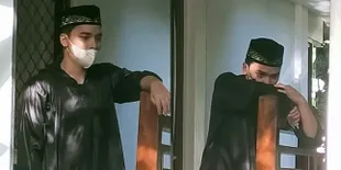 Potret Alvin Faiz Saat Menanti Jenazah Ameer Azzikra Sang Adik Tercinta, Mata Sembab Menangis - Tatapan Terlihat Kosong